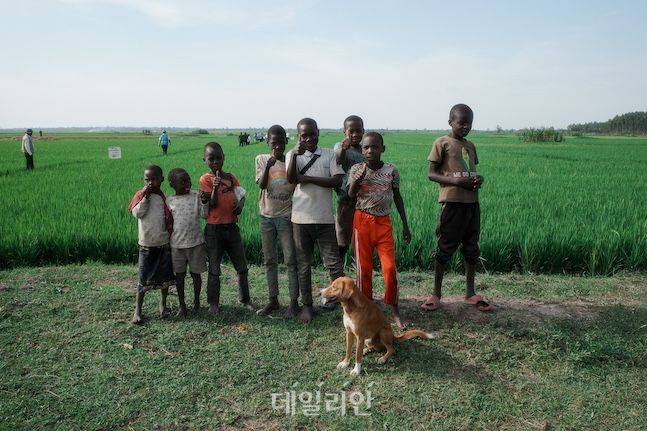 도호 지역은 한국 벼 보급종이 정착한 지역 중 우수사례로 꼽힌다. 사업장에서 어린이들이 '도호 라이스 넘버원'을 외치며 환하게 웃고 있다. ⓒ데일리안 배군득 기자