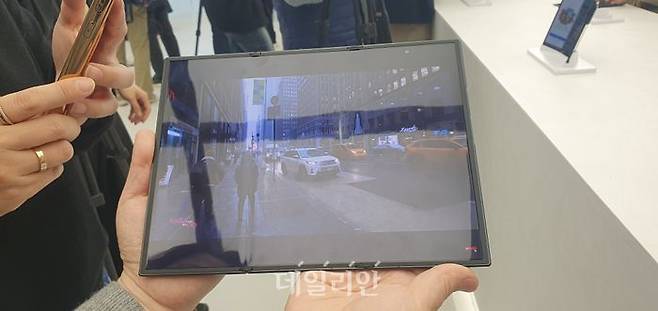 대화면으로 영상을 볼 때는 태블릿과 같은 전체화면 시청 경험을 제공한다.ⓒ데일리안 조인영 기자