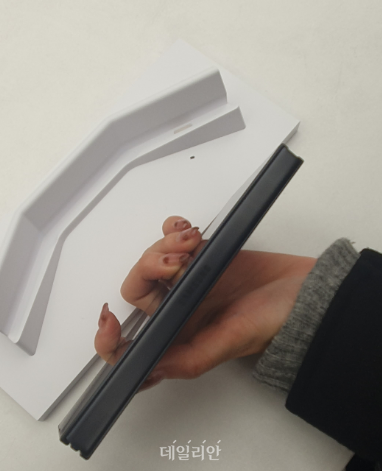 접은 상태의 '갤럭시 Z 트라이폴드폰' 측면ⓒ데일리안 조인영 기자