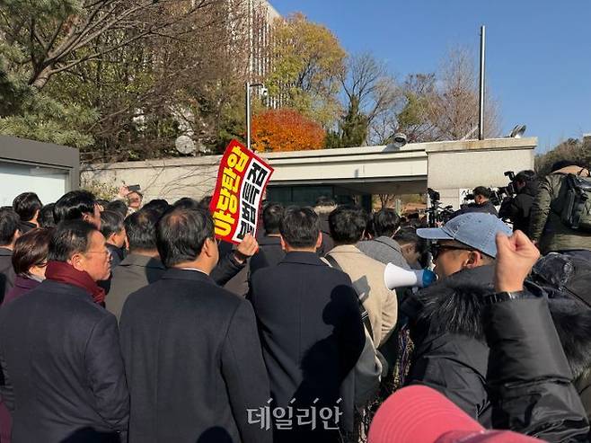 지난 2일 규탄대회 현장에서는 민주당 지지자로 추정되는 인원의 도발도 이어졌다. 입장 대기 중인 의원들을 향해 "내란 주범들"이라며 이름을 거론하는가 하면, 확성기를 가까이 들이밀고 "대머리" "탈모" 등의 원색적인 비난도 이어갔다. ⓒ데일리안 김수현 기자