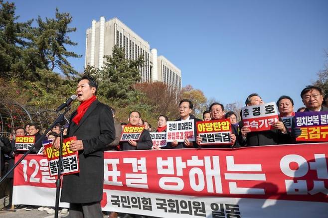 장동혁 국민의힘 대표가 지난 2일 서울 서초구 서울중앙지방법원에서 열린 추경호 의원 구속영장 청구 규탄대회에서 발언하고 있다. ⓒ 뉴시스