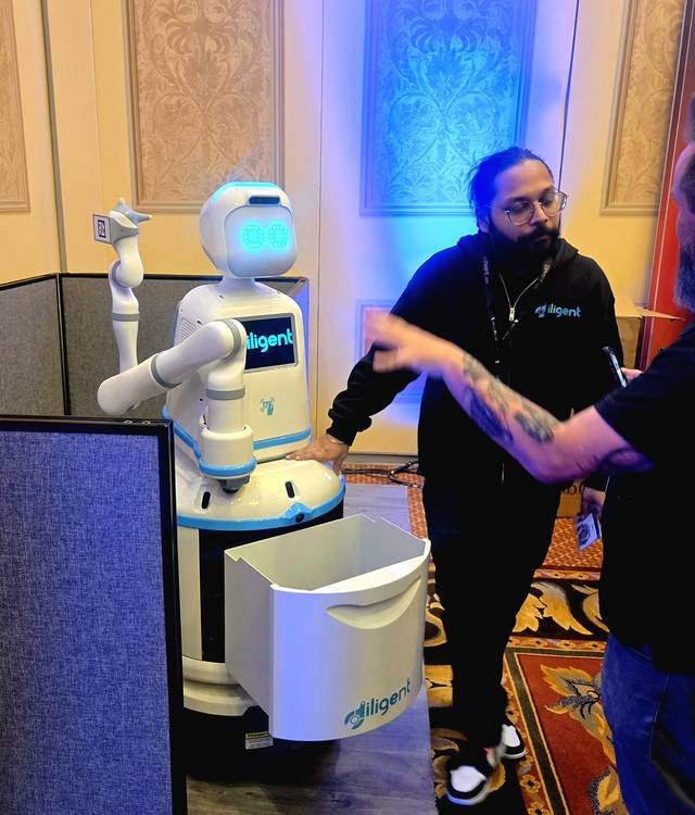 병원 보조 로봇 관계자가 행사 참여자에게 기능을 설명하고 있다. 임성원 기자