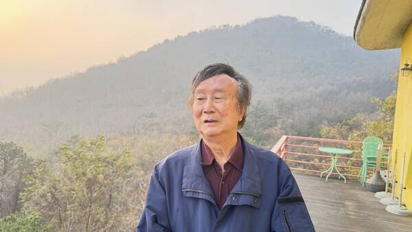 박호성 교수가 강화의 일몰을 배경으로 사진을 찍었다. 강성만 선임기자