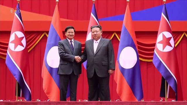 북한 조선중앙TV는 10월 7일 김정은 북한 국무위원장이 노동당 창건 80주년 경축 행사 참석을 위해 북한을 찾은 통룬 시술리트 라오스 국가주석과 양자 회담을 했다고 8일 보도했다. 사진=조선중앙TV 캡처