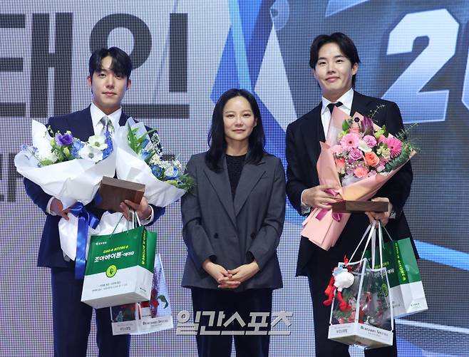 (주)조아제약과 일간스포츠가 공동제정한 '2025 조아제약 프로야구 대상' 시상식이 2일 오전 서울 강남구 라움아트센터에서 열렸다. 삼성 원태인과 LG 임찬규가 최고투수상을 공동 수상하고 곽혜은 이데일리M 대표와 기념촬영을 하고 있다. 국내 최고의 권위를 자랑하는 일간스포츠-조아제약 프로야구 대상은 1977년 출범 이후 48년의 역사를 이어온 명실상부 국내 최고의 프로야구 시상식이다. 올해 시상식은 전통 시상식의 틀을 뛰어넘어, 팬들이 참여하는 토크쇼, 특별사인회 등 다채로운 행사로 거듭났다. 특별취재단/2025.12.02/