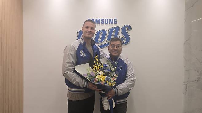 지난 1일 매닝의 영입을 발표한 삼성. 유정근 대표이사가 기념사진을 찍고 있다. 삼성 제공