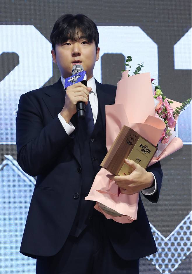 (주)조아제약과 일간스포츠가 공동제정한 '2025 조아제약 프로야구 대상' 시상식이 2일 오전 서울 강남구 라움아트센터에서 열렸다. LG 송승기가 신인상을 수상하고 소감을 말하고 있다. 특별취재단/2025.12.02/