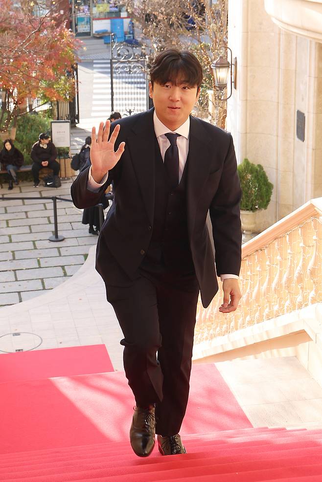 (주)조아제약과 일간스포츠가 공동제정한 '2025 조아제약 프로야구 대상' 시상식이 2일 오전 서울 강남구 라움아트센터에서 열렸다. 송승기가 레드카펫을 밟고 있다. 특별취재단/2025.12.02/