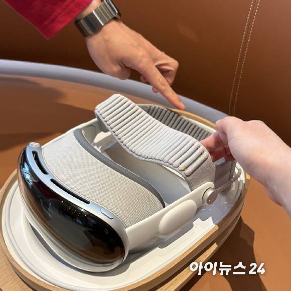 체험 담당자가 애플 신형 '비전 프로'에 추가된 '듀얼 니트 밴드'를 설명하는 장면. [사진=권서아 기자]