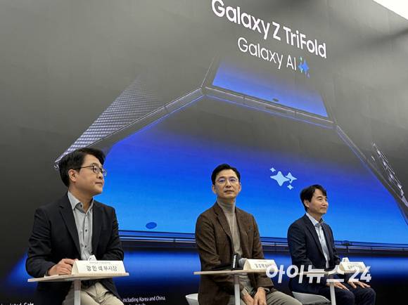 강민석(왼쪽부터) 삼성전자 MX사업부 스마트폰PP팀 부사장, 임성택 삼성전자 한국총괄 부사장(한국총괄장), 김성은 삼성전자 MX사업부 스마트폰개발2팀 부사장. [사진=권서아 기자]