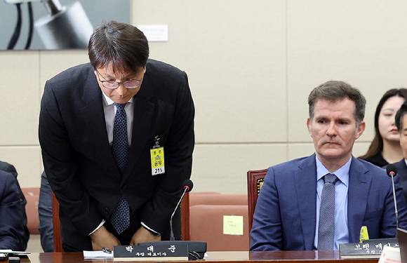 박대준 쿠팡 대표가 2일 서울 여의도 국회에서 열린 과학기술정보방송통신위원회 전체회의에 출석해 고개 숙여 인사를 하고 있다. [사진=연합뉴스]