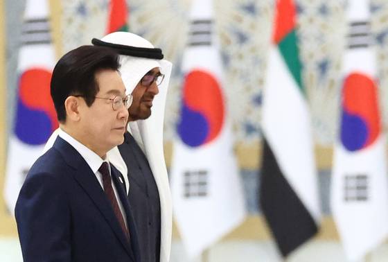 이재명 대통령이 18일(현지시간) 아랍에미리트(UAE) 아부다비 대통령궁에서 열린 국빈방문 공식 환영식에서 무함마드 빈 자이드 알 나흐얀 UAE 대통령과 이동하고 있다. 연합뉴스