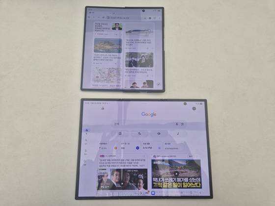 삼성전자가 2일 두 번 접는 스마트폰 '갤럭시 Z 트라이폴드(Galaxy Z TriFold)'를 공개했다. 위쪽은 한 번 접는 갤럭시 Z 폴드7, 아래쪽은 두 번 접는 갤럭시 Z 트라이폴드다. 이우림 기자