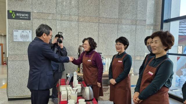 ▲ 김홍규 강릉시장이 노인일자리 참여 어르신들과 만나 격려했다.