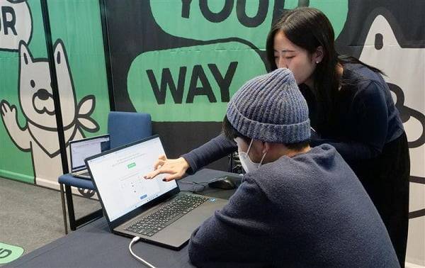 역검 크루가 2025 공학페스티벌에서 참가자들에게 AI역량검사 5분 체험을 돕고 있다. (사진 제공: 마이다스그룹)