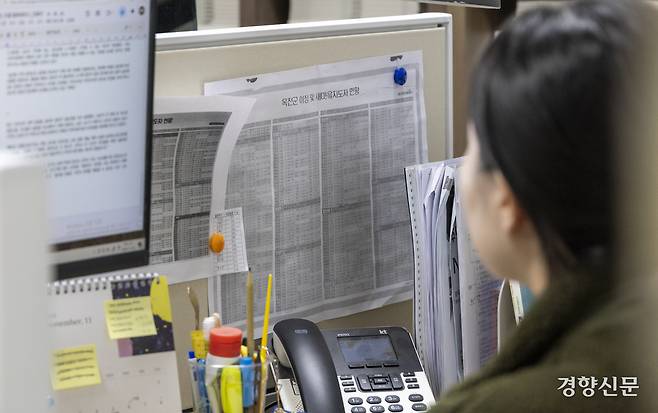 김혜리 기자의 책상에 옥천군 이장과 새마을지도자들의 연락처가 부착되어 있다.