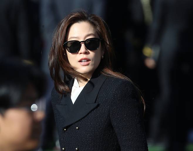 임세령 대상홀딩스 부회장이 28일 경남 창원시 진해구 해군사관학교에서 열린  제139기 해군·해병대 사관후보생 수료 및 임관식에 참석해 장남 이지호 씨와 인사를 나누기 위해 이동하고 있다. 연합뉴스