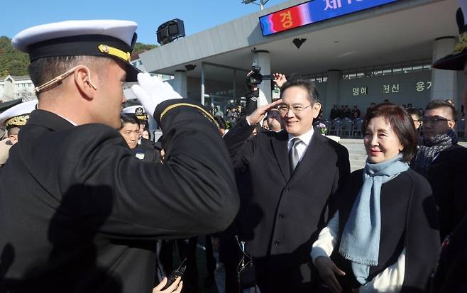 28일 오후 경남 창원시 진해구 해군사관학교 연병장에서 열린 제139기 해군·해병대 사관후보생 수료 및 임관식에서 이재용 삼성전자 회장과 홍라희 리움미술관 명예관장이 이 회장의 장남 지호씨에게 경례를 받고 있다. 연합뉴스