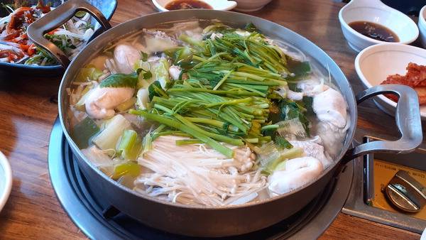 참복 샤브샤브. 육수에 각종 채소와 참복을 넣고 끓여내 유자 식초 소스에 찍어먹는다.