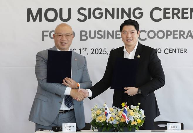 CJ CheilJedang Food Business Division Head Gregory Yep (left) and CP Extra CEO Tanit Chearavanont pose for a photo during the signing ceremony held at CJ CheilJedang’s headquarters in Seoul on Monday. (CJ CheilJedang)