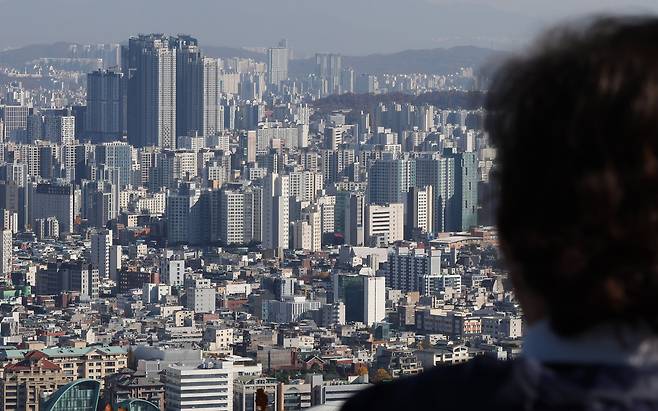 Apartment buildings are seen from Mount Nam in Jung District, central Seoul, on Nov. 14. [NEWS1]