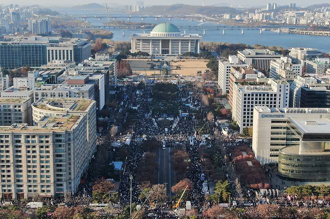 Protesters calling for President Yoon Suk Yeol's impeachment fill the main road leading to the National Assembly in Yeouido, western Seoul, on Dec. 14., 2024. [NEWS1]