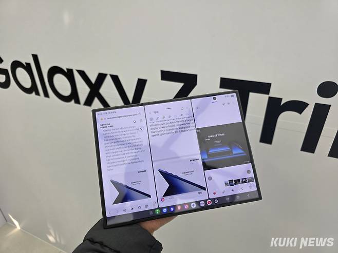갤럭시 Z 트라이폴드를 펼치자 253mm(10인치)의 대화면으로 태블릿 PC와 흡사했다. 정우진 기자