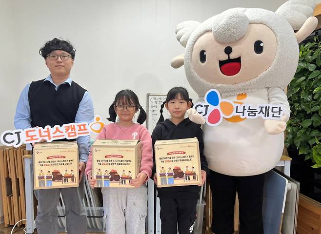 지난달 28일 CJ도너스캠프가 서울 구로구 구로파랑새나눔터지역아동센터 박지원 사회복지사와 아이들에게 김장김치를 전달했다. CJ 제공