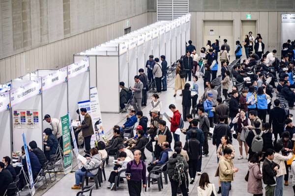 4월 대규모 일자리 박람회가 열린 수원컨벤션센터에서 구직자들이 일자리를 찾기 위해 모여 있다. 수원시 제공