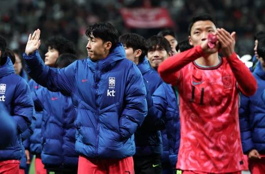 팬들에게 인사하는 한국 축구대표팀 선수들. 사진[연합뉴스]