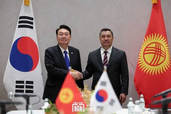 ▲ 지난해 12월3일 당시 대통령 윤석열씨는 사다르 자파로프 키르기스공화국 대통령과 정상회담을 가졌다. 사진은 2023년 9월20일 미국 뉴욕에서 만난 양국 정상. 사진=대통령실