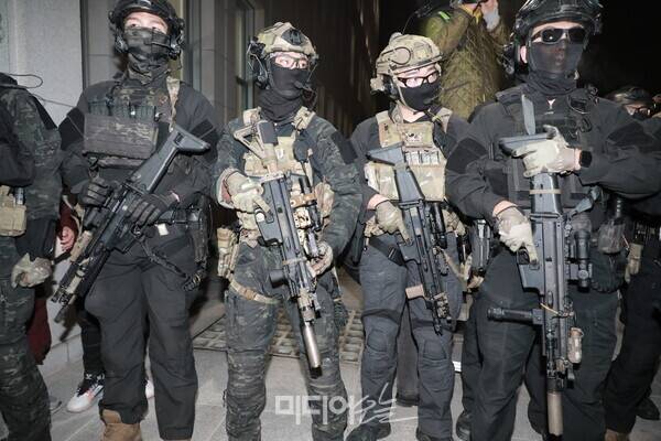 ▲ 지난해 12월3일 국회 본관 앞에서 대기 중인 계엄군들. 사진=미디어오늘