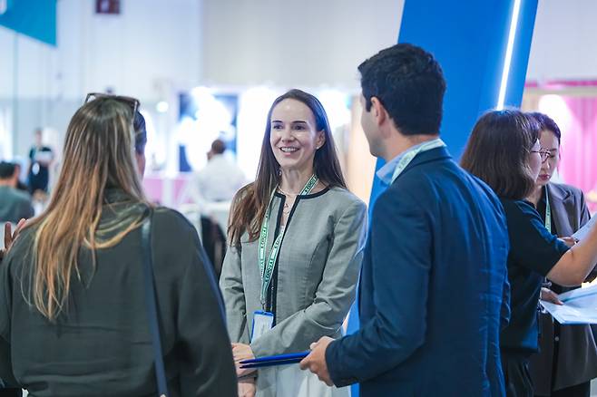 전시회장 안에서 바이어와 관계자들이 서로 대화를 주고 받고 있는 모습 / 사진=코트라