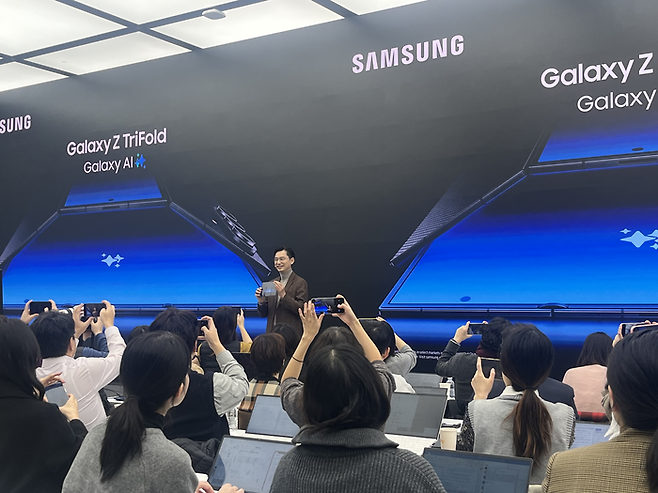 임성택 삼성전자 한국총괄장 부사장이 갤럭시 Z 트라이폴드 제품을 선보이고 있다. [안서진 기자]