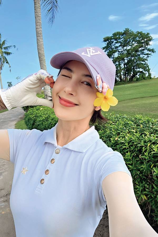 골프장에서 미소 짓고 있는 이지안.