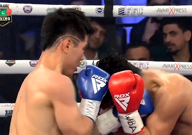 월드 통합 타이틀 도전자 김예준이 2025년 11월 파키스탄 라호르 세계복싱협회 슈퍼밴텀급 아시아 골드 챔피언결정전 4라운드 세계복싱기구 타이틀 도전자 유따퐁 통디를 공격하고 있다. 사진=Falcon Sporting Promotions