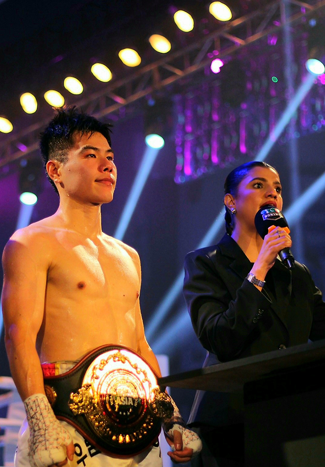 월드 통합 타이틀 도전자 출신 김예준이 2025년 11월 파키스탄 라호르 세계복싱협회 슈퍼밴텀급 아시아 골드 타이틀 획득 후 챔피언으로 소개되고 있다. 사진=호주 유나이티드파이트팀