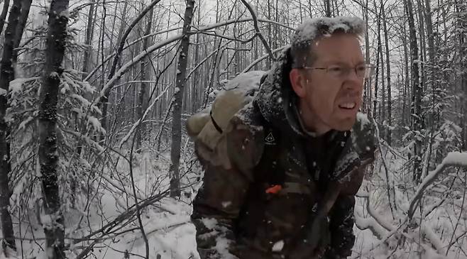 은퇴를 선언했던 구독자 1810만 명의 아웃도어 유튜버가 어려운 상황에 놓인 동료 유튜버를 위해 깜짝 복귀해 감동을 안겼다./사진=유튜브 채널 'MyLifeOutdoors' 영상