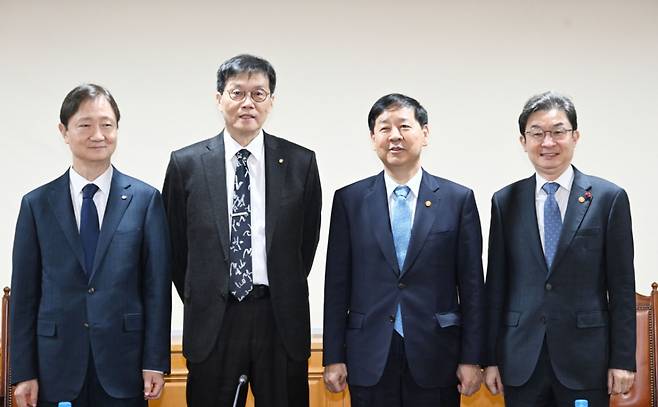 (서울=뉴스1) = 구윤철 부총리 겸 기획재정부 장관이 28일 서울 중구 은행연합회에서 열린 시장상황점검회의에서 이찬진 금융감독원장, 이창용 한국은행 총재, 이억원 금융위원장과 기념 촬영을 하고 있다. (기획재정부 제공. 재판매 및 DB 금지) 2025.11.28/뉴스1  Copyright (C) 뉴스1. All rights reserved. 무단 전재 및 재배포,  AI학습 이용 금지. /사진=(서울=뉴스1)