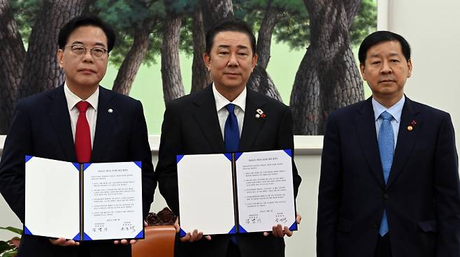 여야가 내년도 예산안 처리 시한인 2일, 정부 원안인 728조원 규모를 그대로 유지하는 방향으로 예산안 처리에 합의했다. 사진은 송언석 국민의힘 원내대표(왼쪽부터), 김병기 더불어민주당 원내대표, 구윤철 부총리 겸 기획재정부 장관이 2일 서울 여의도 국회에서 2026년도 예산안 처리를 위한 합의문에 서명을 마치고 기념촬영을 하고 있는 모습. /사진=공동취재