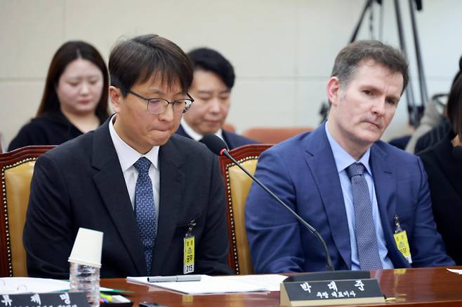 박대준 쿠팡 대표이사(왼쪽)가 2일 서울 여의도 국회에서 열린 과학기술정보방송통신위원회의 쿠팡 개인정보 유출 사고 관련 현안질의에서 생각에 잠겨 있다. /사진=뉴시스 고승민 기자