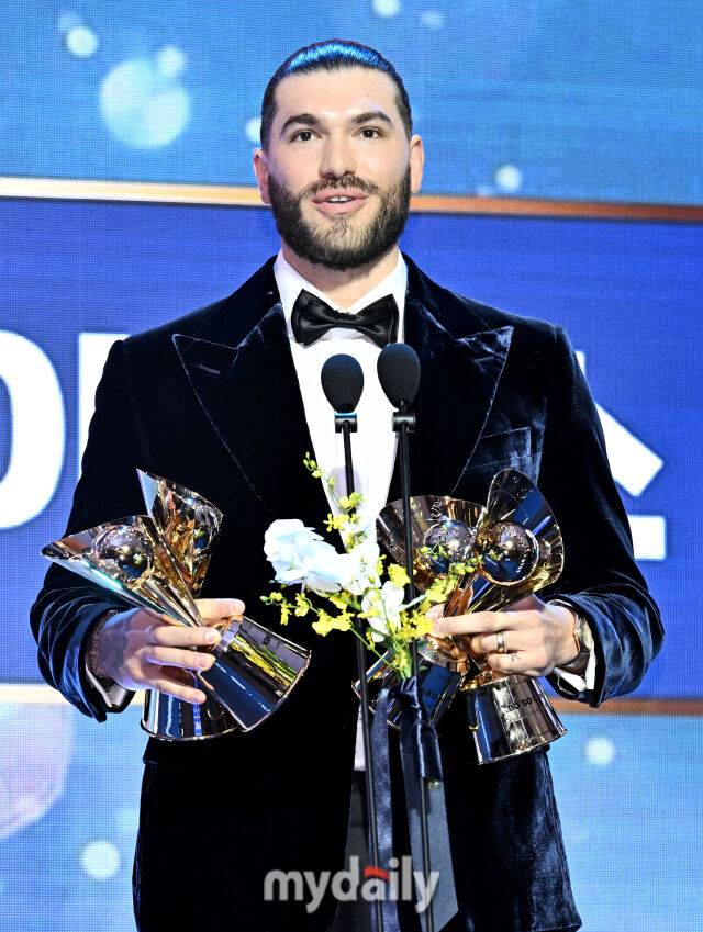 한화 폰세가 24일 오후 서울 잠실 롯데호텔 월드에서 진행된 '2025 KBO 시상식'에서 투수상 4관왕을 수상하고 있다.'KBO 시상식'은 퓨처스리그 투·타 개인 부문별 1위 선수 시상을 시작으로 KBO 리그 투·타 개인 부문별 1위 선수, KBO 심판상, 각 포지션별 KBO 수비상, 신인상 및 MVP 시상으로 진행된다./마이데일리