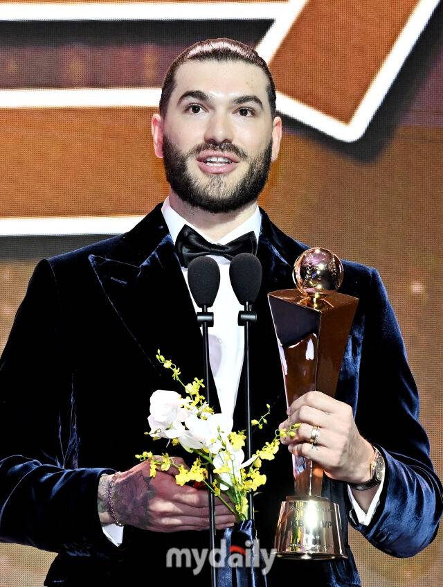 한화 폰세가 24일 오후 서울 잠실 롯데호텔 월드에서 진행된 '2025 KBO 시상식'에서 MVP를 수상하고 있다./마이데일리