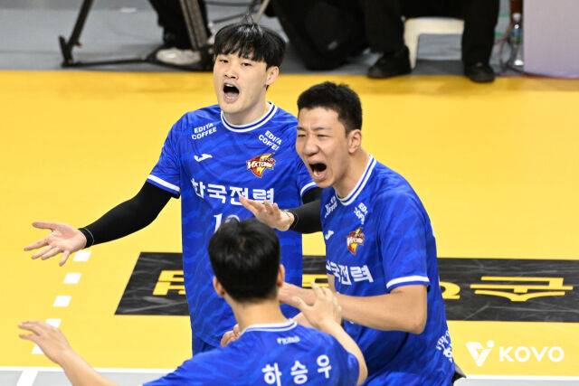 한국전력 신영석(오른쪽)./KOVO