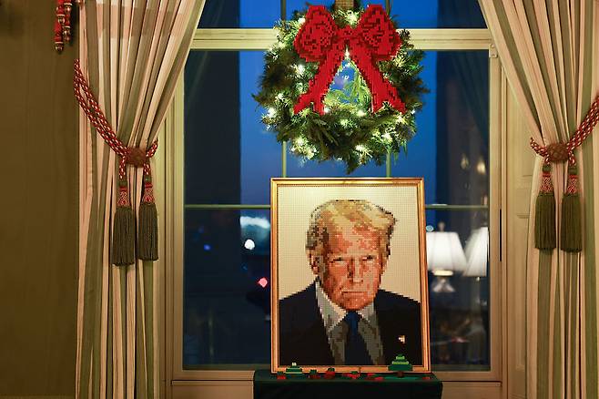 1일(현지시간) 미국 백악관이 올해 크리스마스 장식을 공개했다. 백악관 그린룸에 장식된 레고로 만든 도널드 트럼프 미국 대통령 초상화 [게티이미지]