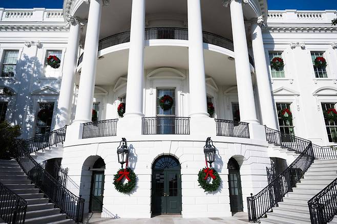미국 백악관 외부에 장식된 크리스마스 리스 [AFP]