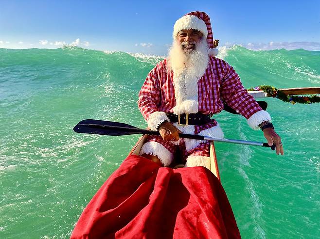‘신난 하와이 산타’ 하와이 아웃리거 와이키키 산타 카누행사는 20년 전통을 가지고 있다.[아웃리거 와이키키 제공]