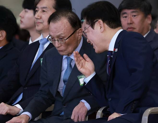 이재명 대통령이 2일 경기 고양시 킨텍스에서 열린 제22기 민주평화통일자문회의 출범회의에서 이해찬 수석부의장과 대화하고 있다. [연합]