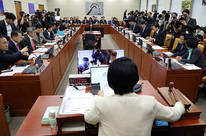 최민희 국회 과학기술정보방송통신위원장이 2일 서울 여의도 국회에서 열린 과학기술정보방송통신위원회의 쿠팡 개인정보 유출 사고 관련 현안질의에서 의사봉을 두드리고 있다. [연합]