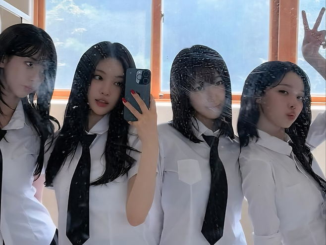 아이폰 모델로 활동한 에스파 [에스파 공식 SNS 갈무리]